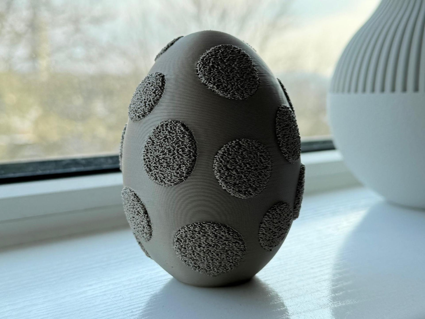 Modernes Fuzzy Osterei – Minimalistische Osterdeko im Japandi Stil