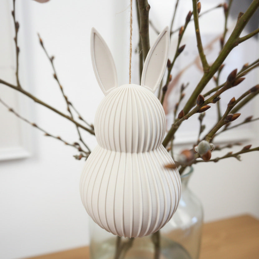 Gerippter Osterhasen Anhänger im minimalistischen Japandi Stil