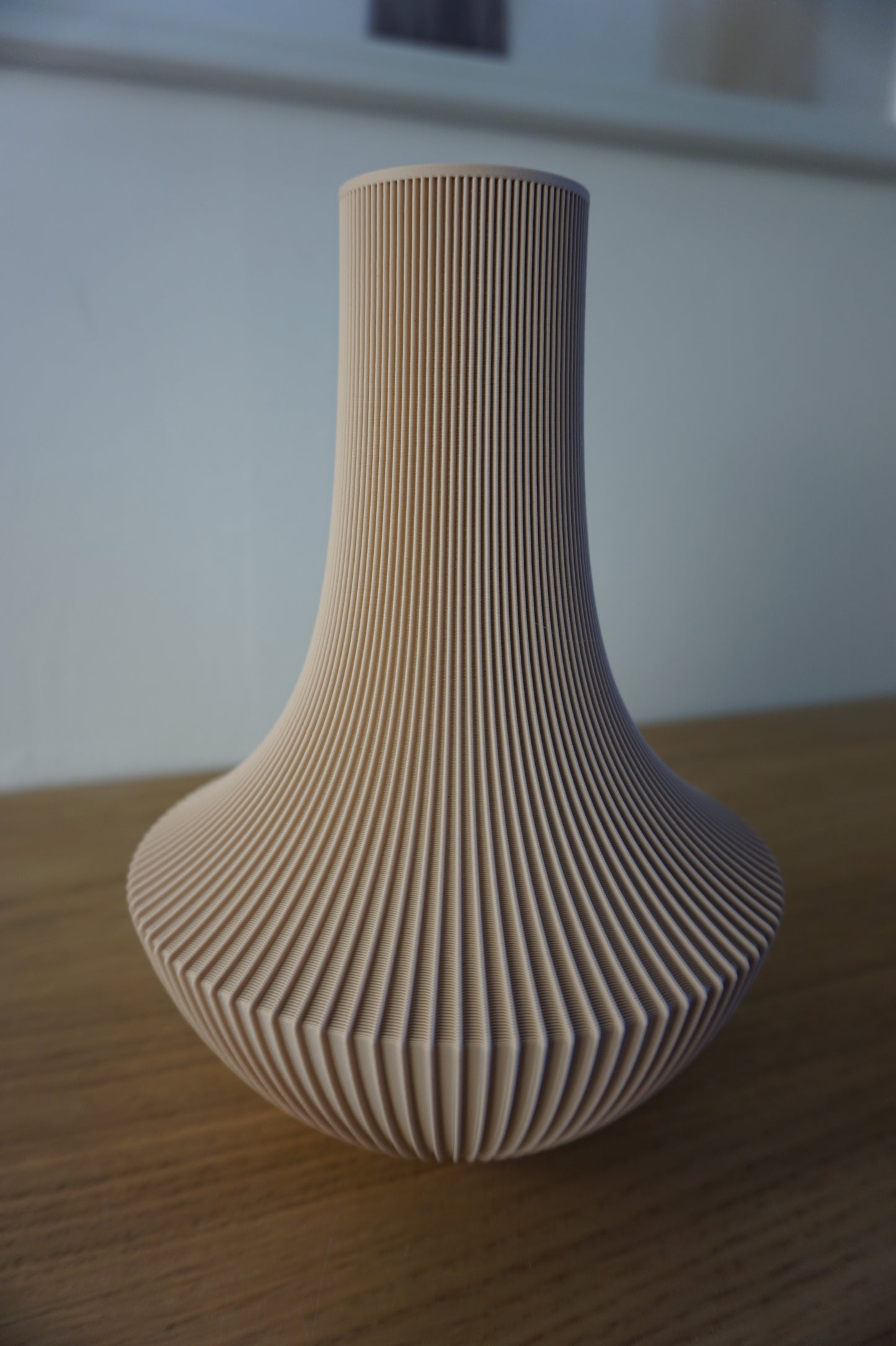 NOA – Die Vase, die alleine wirkt