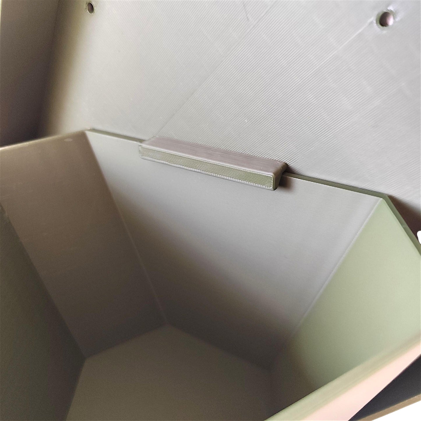 Geometrischer Wandpflanzer im Japandi Stil