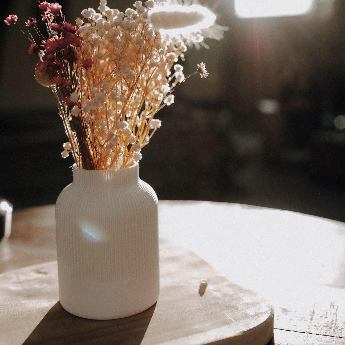 Japandi Vase SORA mit frischen Blumen – moderne skandinavische Designvase