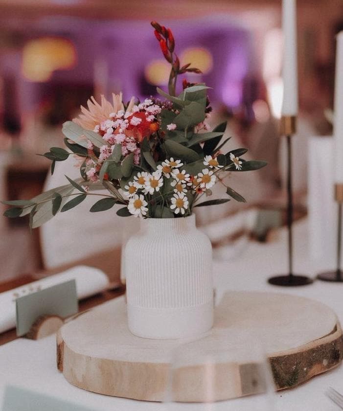 Japandi Vase SORA mit Trockenblumen im warmen Wohnambiente – minimalistisches Wohnaccessoire